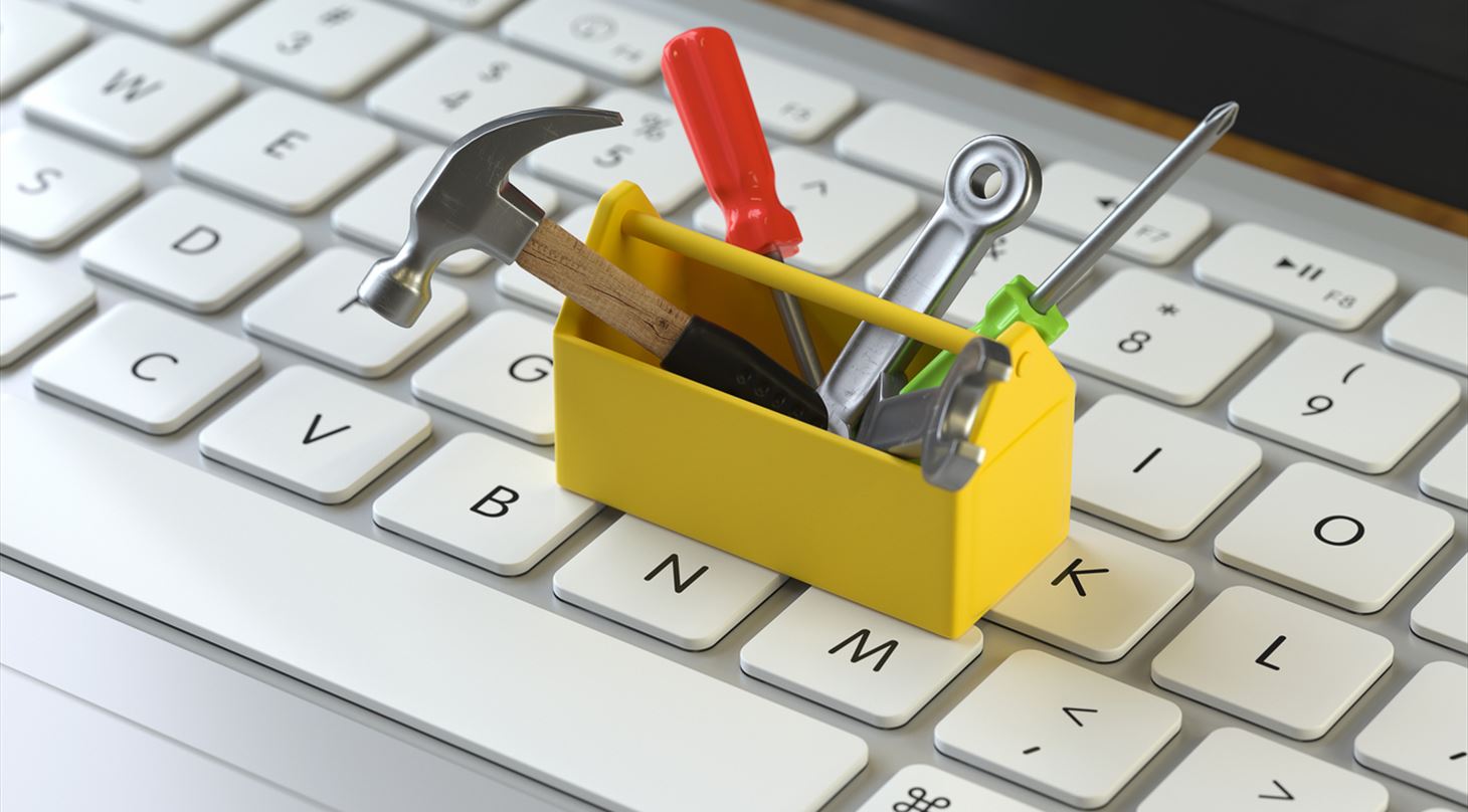 Billede af en fin gul værktøjskasse, der står på et tastatur. Credit: abluecup, iStock